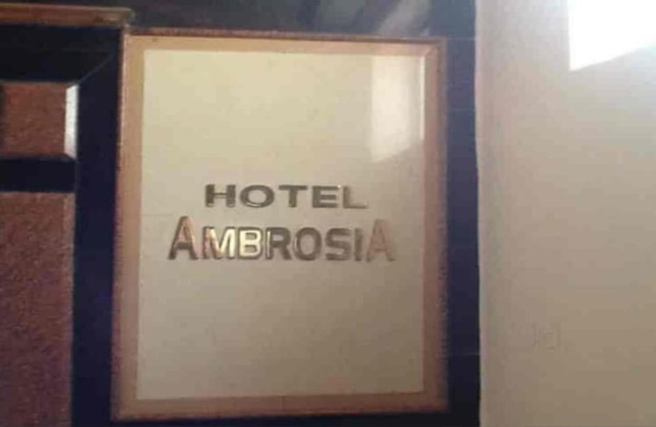 Hotel Ambrosia Kalyān Exteriör bild